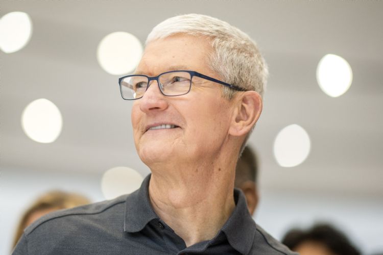 Tim Cook现身成都 固桩iPhone 15、宣传Vision Pro