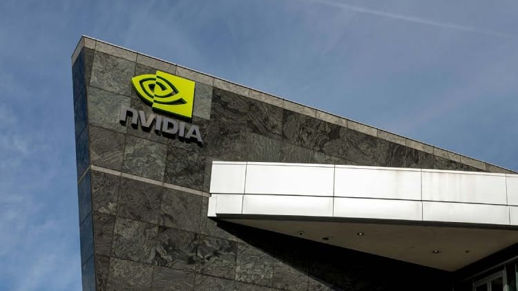 NVIDIA否认AI机柜量产推迟，中板制造迎挑战