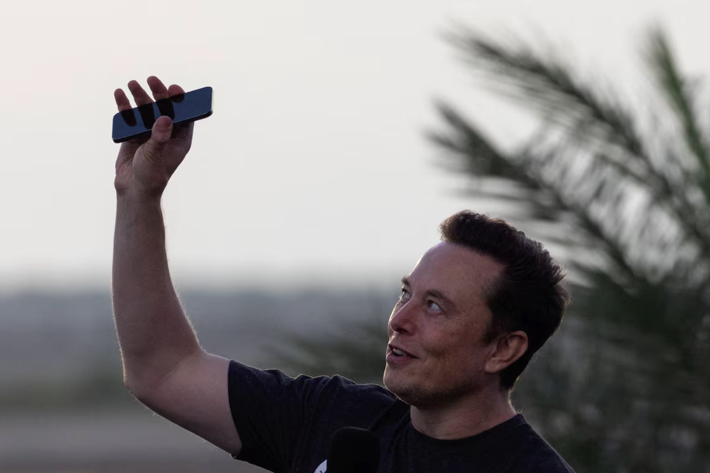 马斯克否认SpaceX造AI手机，称报道完全失实