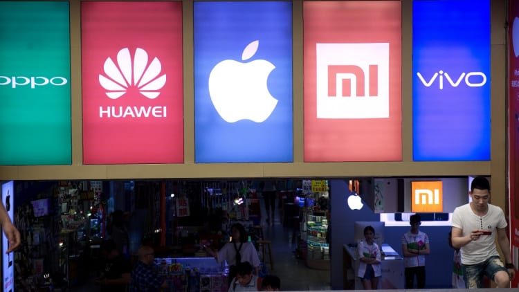 黄仁勋押注AI PC，手机市场遇冷厂商如何破局？