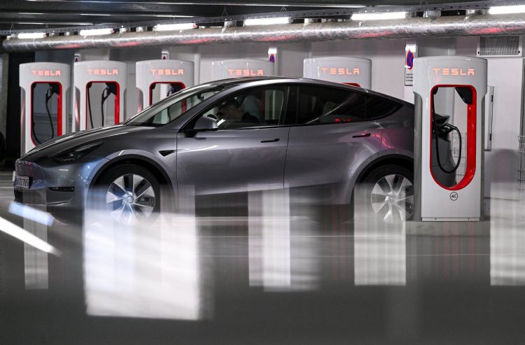 Tesla告小米持股公司 车还未碰头先约法院见？