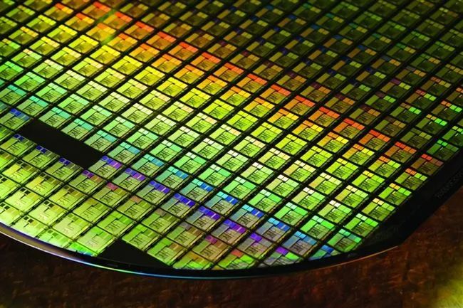 为什么在芯片电源入口VCC串一个小电阻？