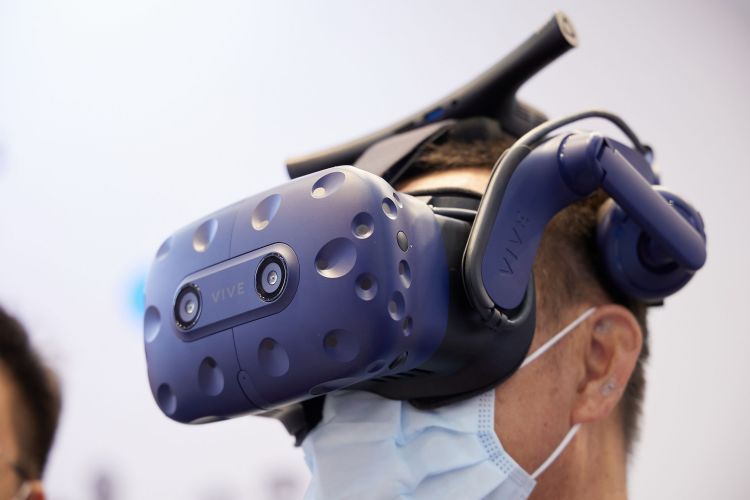 商用VR旺 宏达电营运登峰