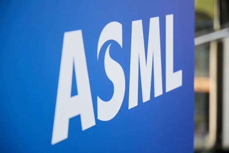 ASML CEO正式交棒！