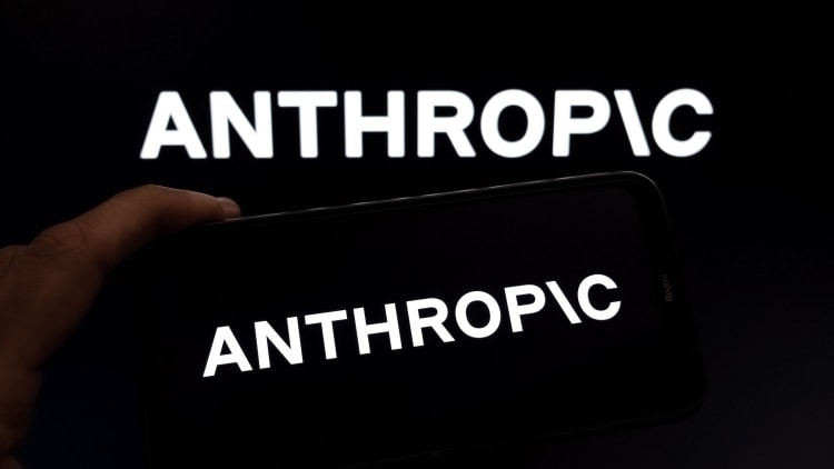 三大存储巨头齐投Anthropic，AI供应链加速重构