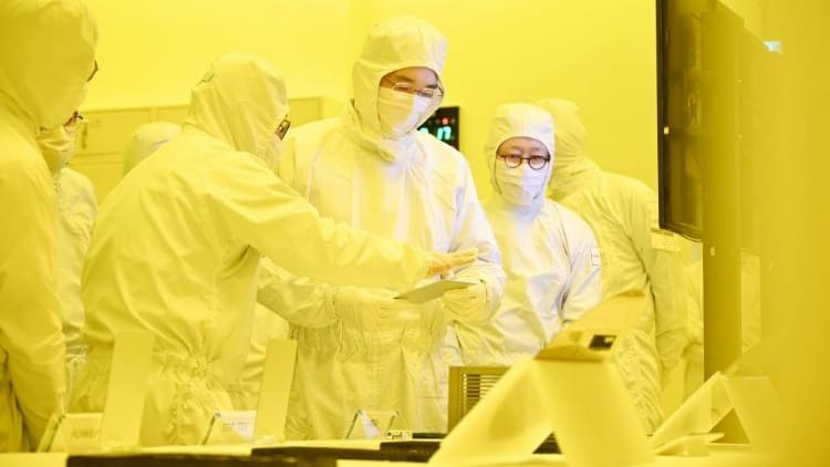 李在镕视察三星HBM产线，HBM4营收十亿美元
