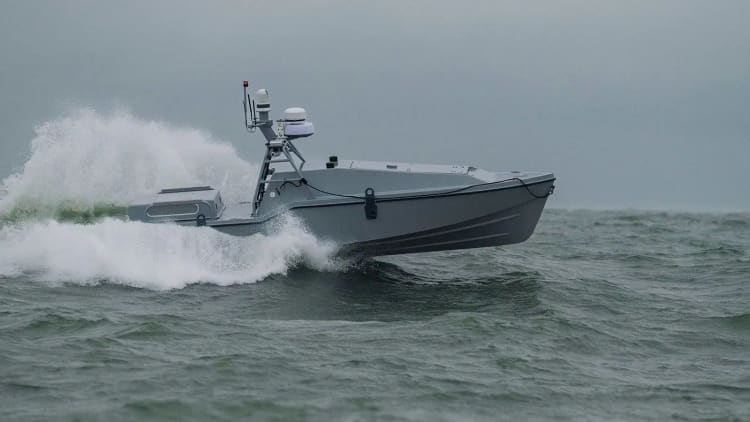 美军首次实战使用无人艇，打击伊朗海军基地设施