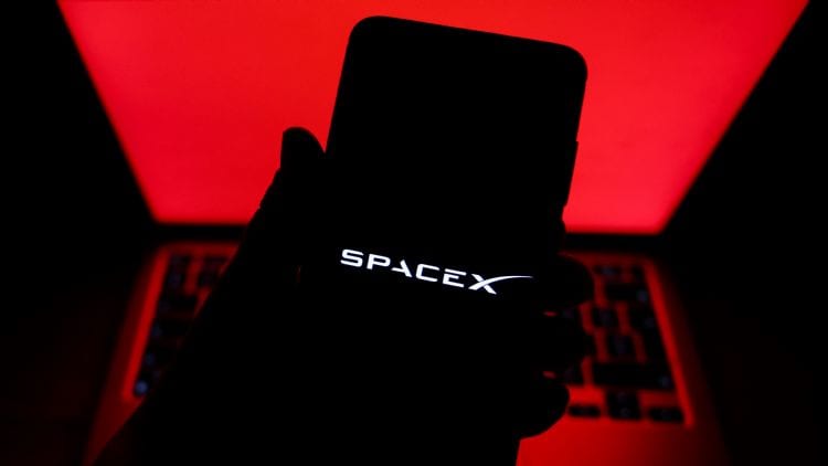 SpaceX被曝研发AI终端，马斯克否认相关消息