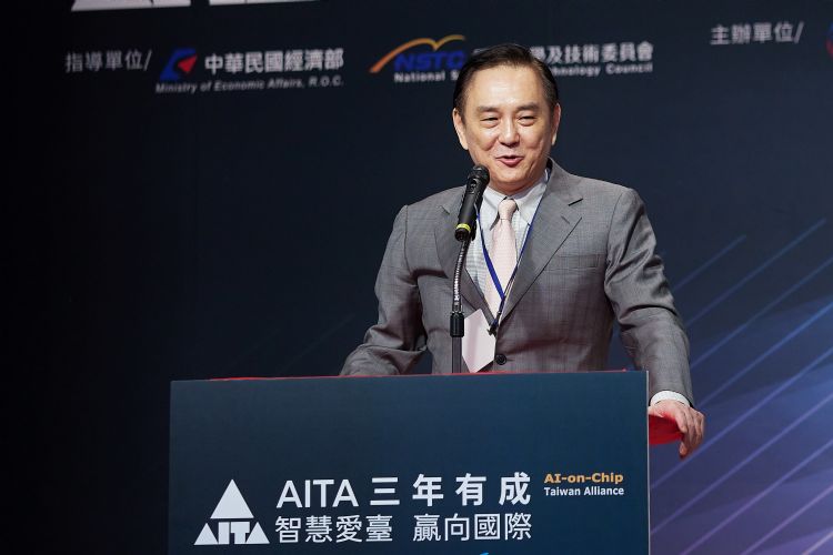 AI助力半导体发挥40倍价值 卢超群：5年内必要努力方向