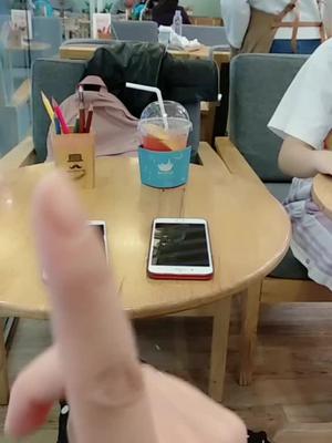看到一个林志玲小姐姐，本来想把她打跑的，结果功力不够，正在被打😰😰😰