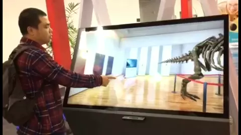 2018世界vr产业大会 抖音小助手 一只碰一下就会吐火的恐龙。别惹我，会吐火