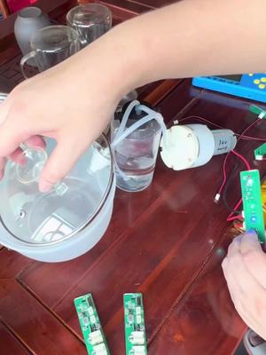 大功率锂电池2串加湿器，主要特色应用USB5v2.4A__12w的升压充电，双节锂电池充电截止电压8..4v，uSB充电头充电便捷，充电功率相对大，充电时间快……电子产品 pcba 芯片 单片机 软件开发