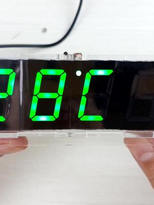 组装一台数字电子时钟，仅用60个零件就可以搞定 手工diy