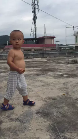 这小孩太有范了